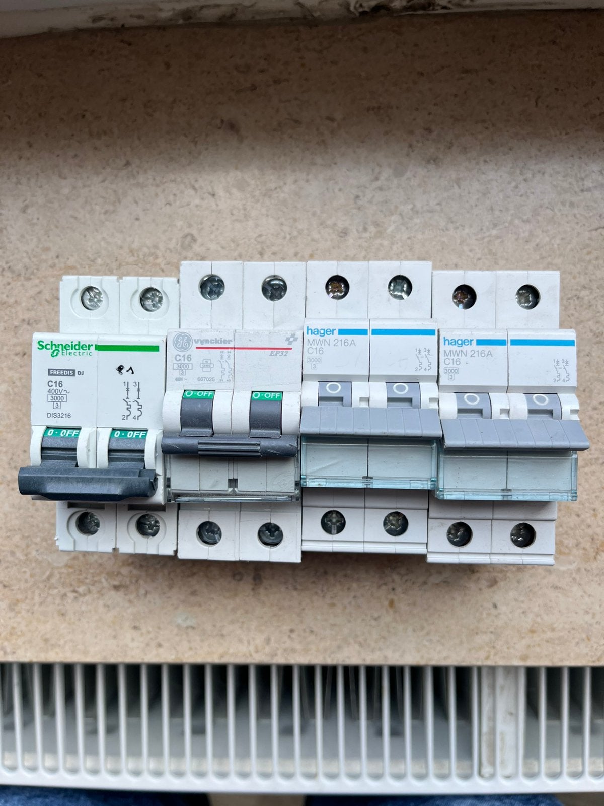 Lot de quatre disjoncteur mono, Bricolage & Construction, Électricité & Câbles, Comme neuf, Disjoncteur divisionnaire, Autres marques