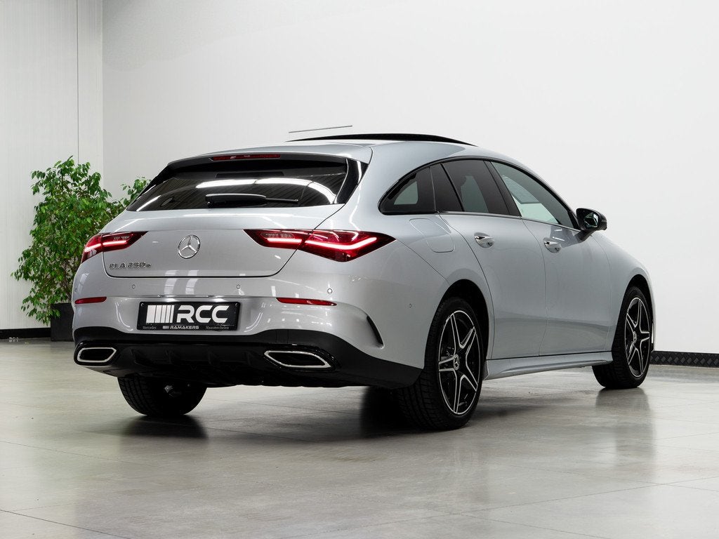 Mercedes-Benz CLA 250 e SB AMG Premium Plus Night PANO Distr, Auto's, CLA, Gebruikt, Zwart, https://public.car-pass.be/vhr/98ef19c0-6c18-43c4-b6e3-34c3de050ca3