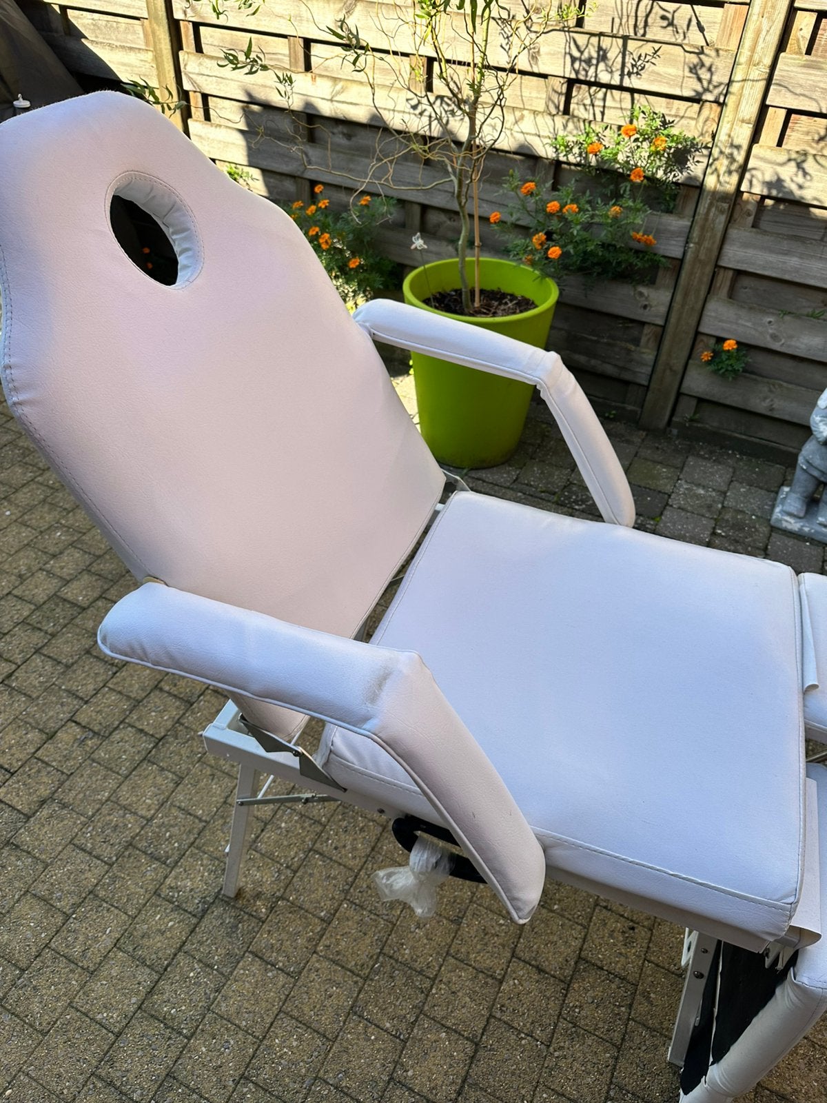Witte behandelstoel / schoonheidsstoel  (met gebreken), Sport en Fitness, Ophalen, Gebruikt, Massagetafel