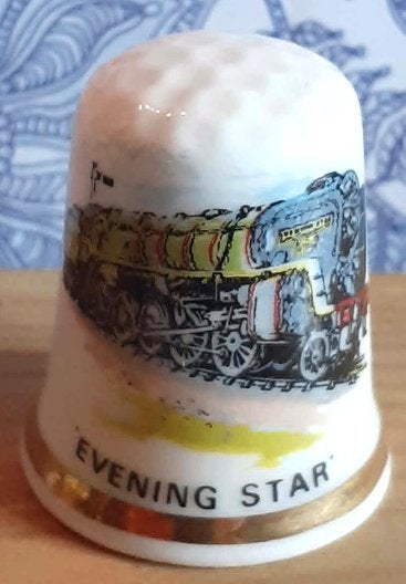 dés a coudre de collection en porcelaine locomotive (1), Verzamelen, Vingerhoedjes, Ophalen of Verzenden, Zo goed als nieuw, Porselein
