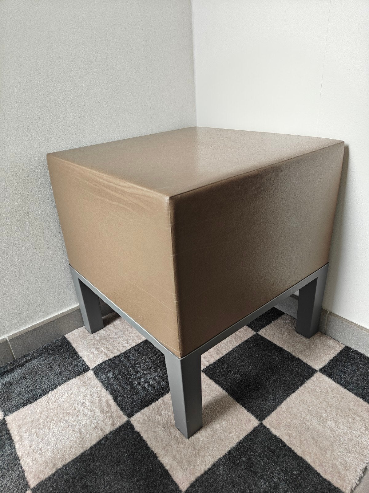 Quinze & Milan pouf, Enlèvement