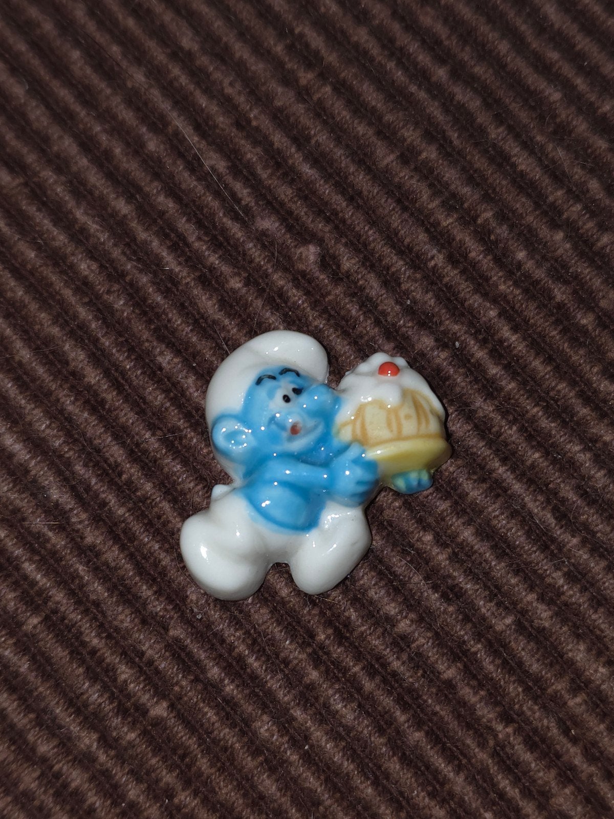 Fève plate Schtroumpf Gourmand, Collections, Schtroumpfs, Envoi, Comme neuf, Schtroumpf Gourmand, Poupée, Figurine ou Peluche