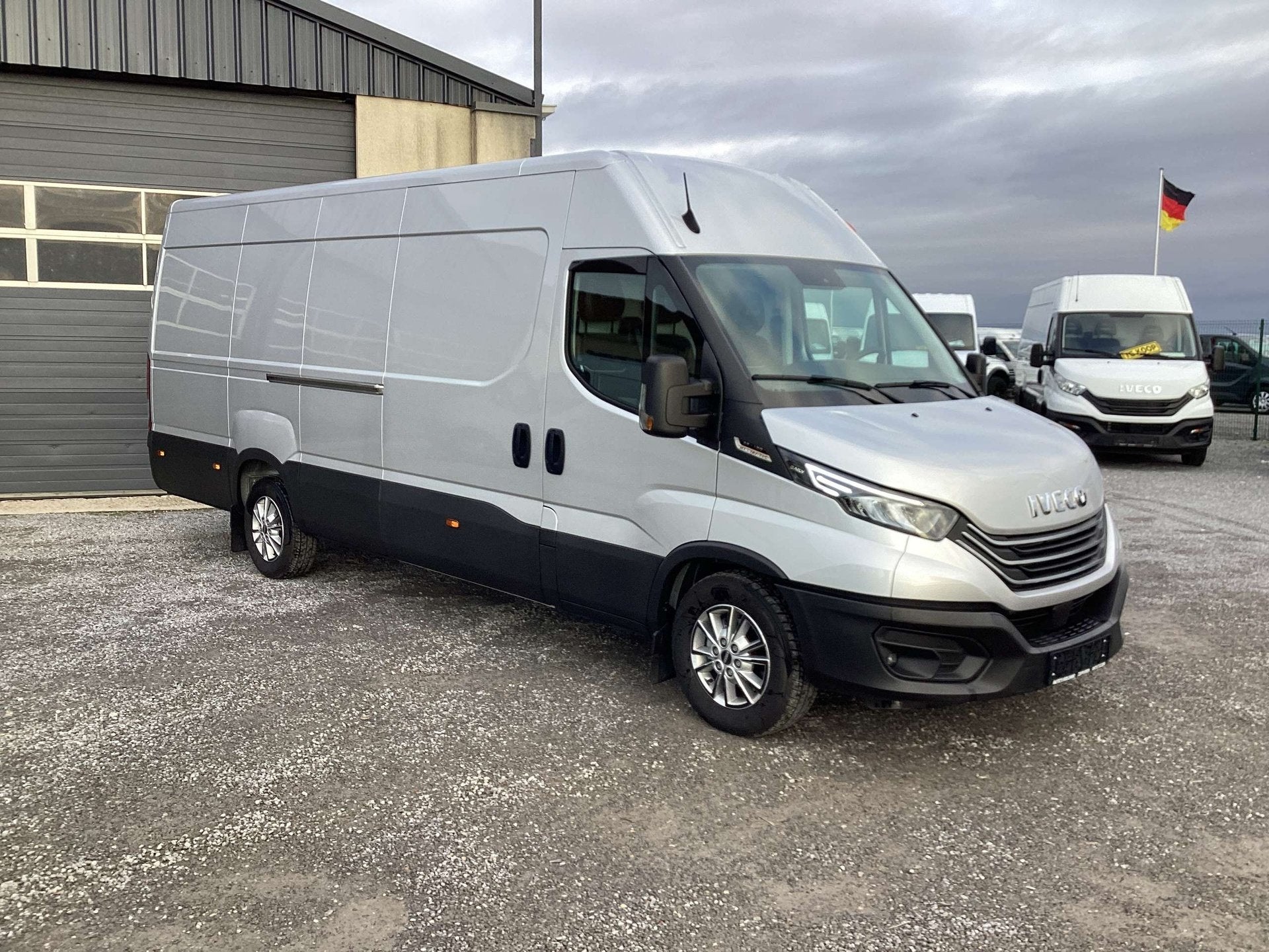 Iveco Daily l4h2 30hdi 180pk automaat 2023 39950e ex, Auto's, Overige Auto's, Automaat, Stof, 4 cilinders, Bedrijf