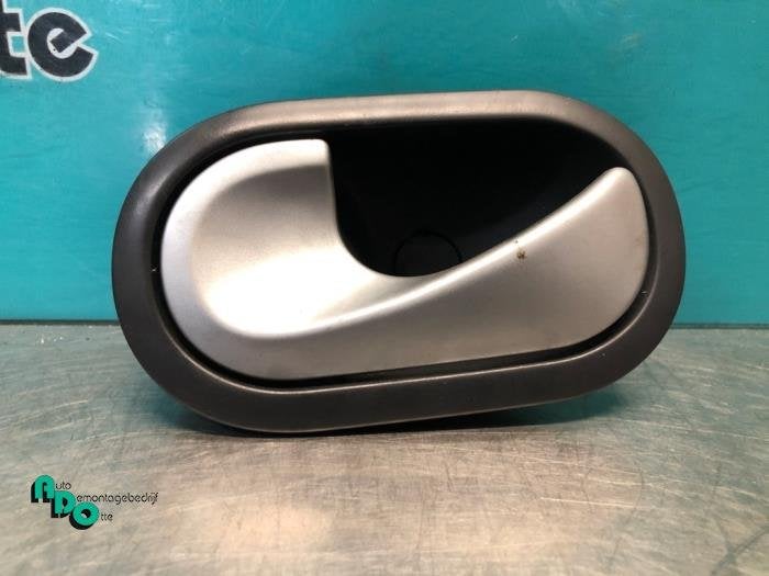 Poignée portière 2portes gauche d'un Renault Twingo (Twing, Autos : Pièces & Accessoires, Renault, -, 3 mois de garantie, Utilisé