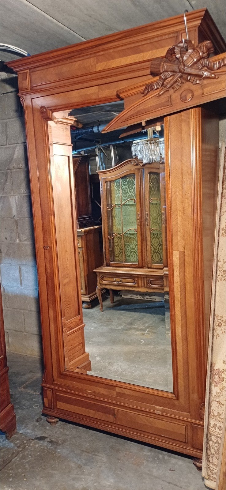 Antieke oude halkast met geslepen glas en kroon, Antiek en Kunst, Ophalen