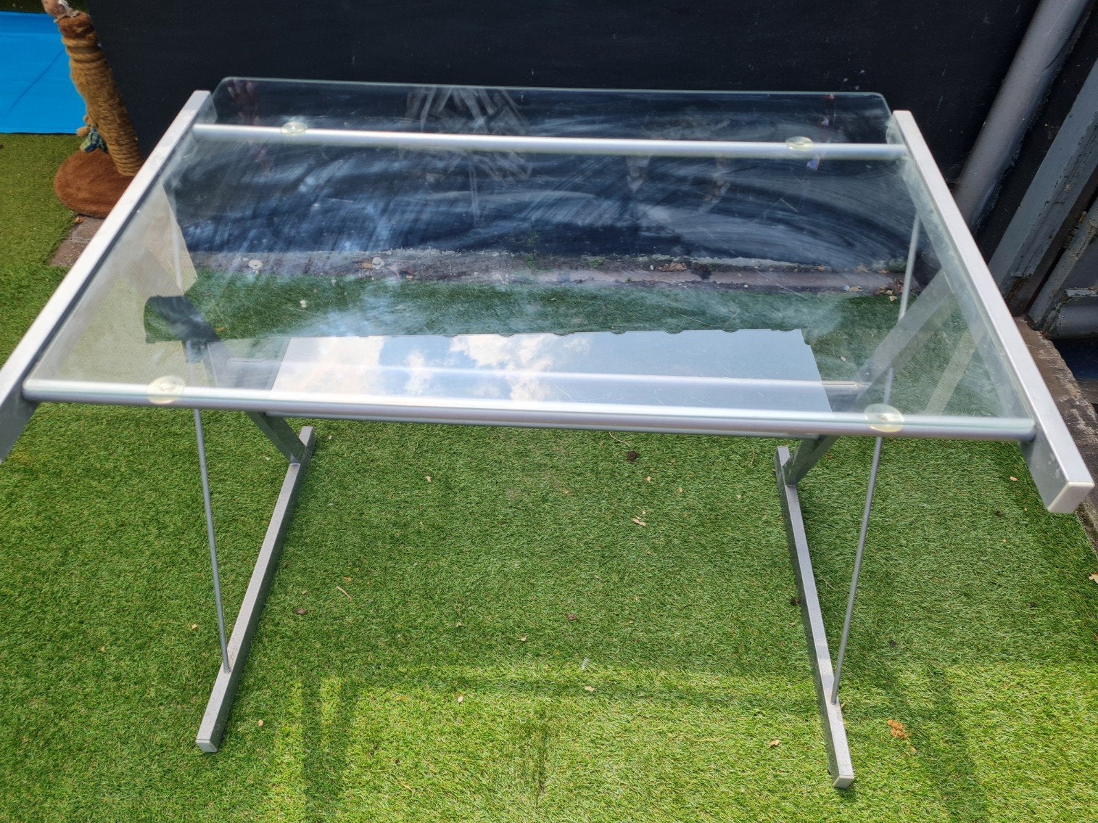 Bureau Plateau en verre, Enlèvement