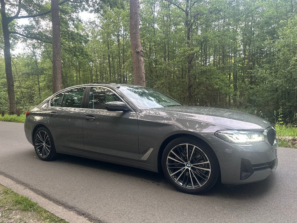 BMW 520i - Mild hybrid - Bernina Grey, Auto's, BMW, Automaat, Achterwielaandrijving, Leder, Bruin