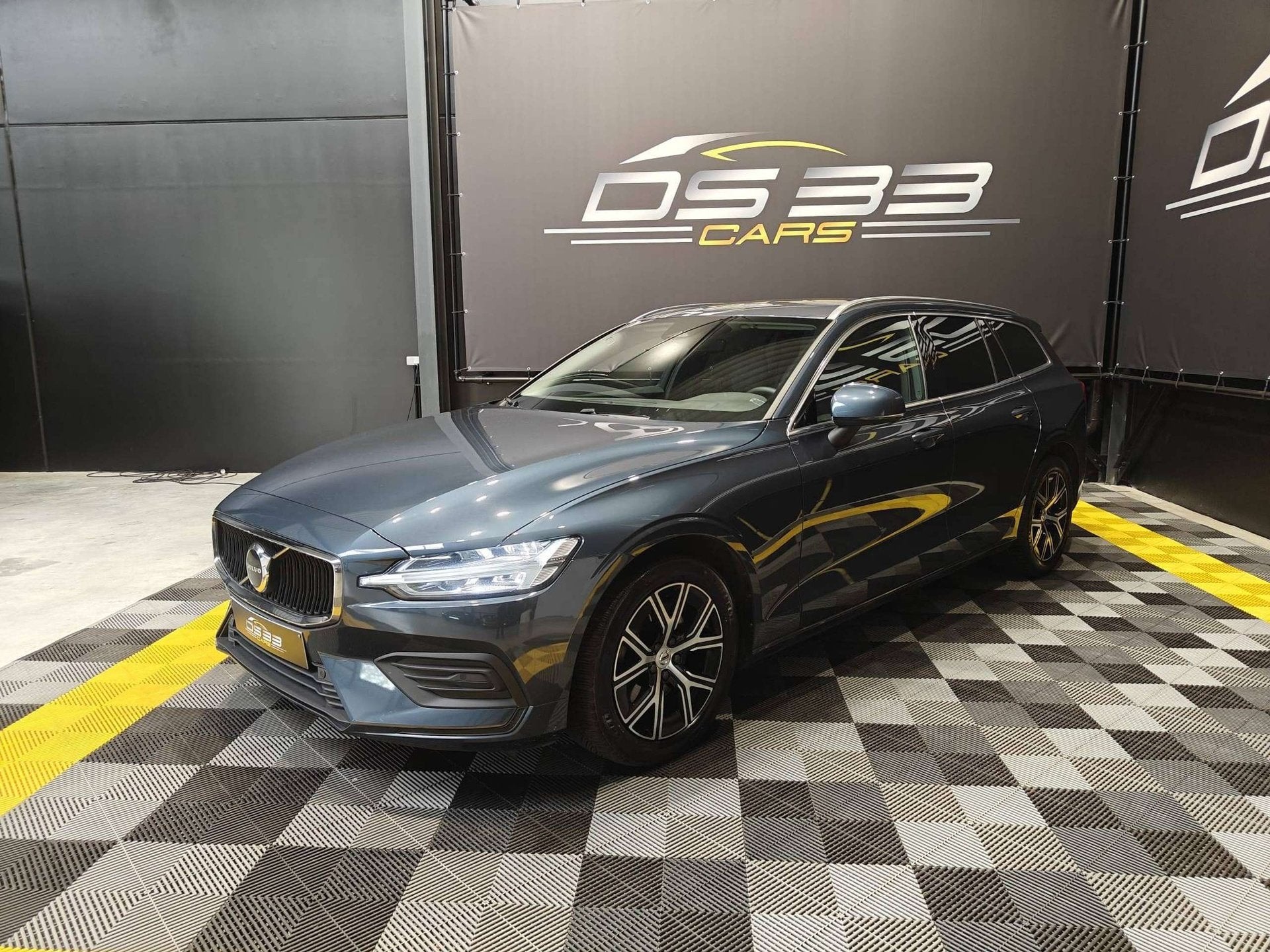 Volvo V60 2.0 B3 MHEV 163pk/LED/WarmLeder/Keyless/DodeHoek/C, Auto's, Automaat, 2240 kg, Gebruikt, 4 cilinders