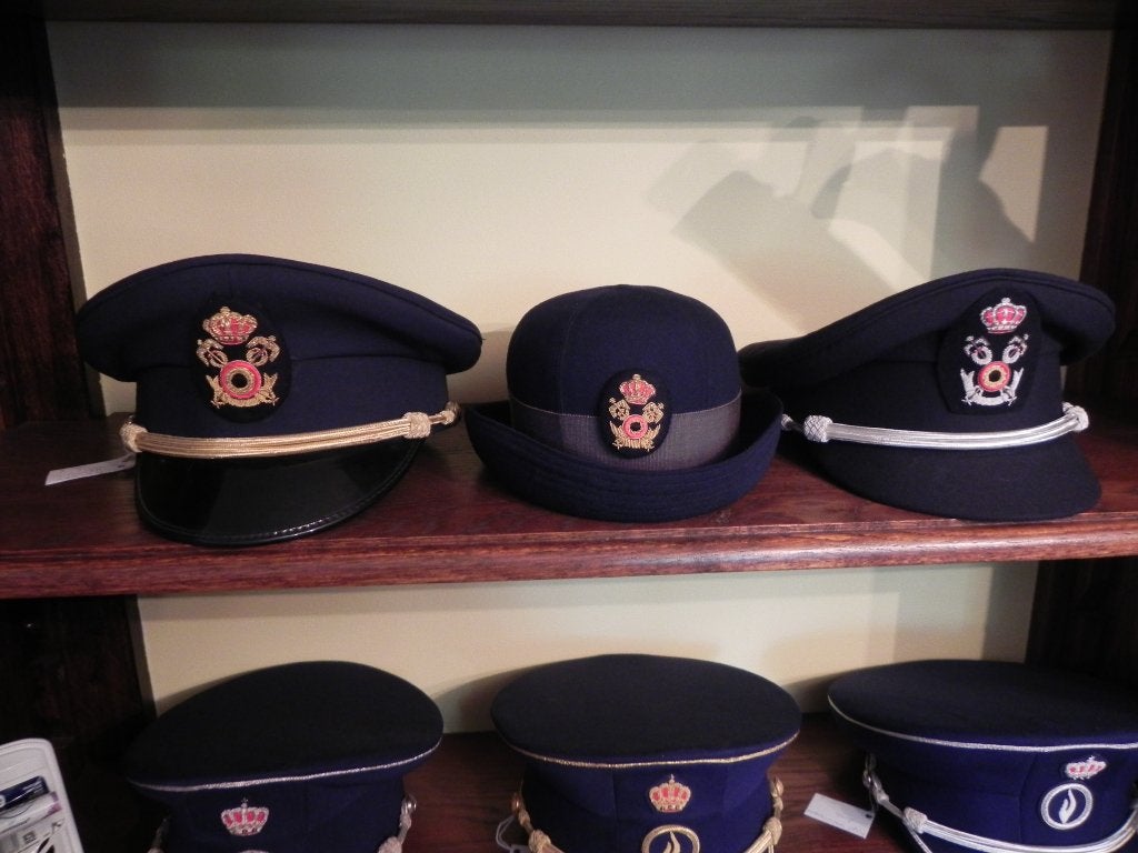 Képi et chapeau femme douanes belges, Collections, Envoi, Autres, Casque ou Béret