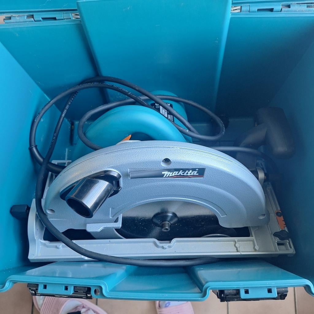 Makita zaagmachine, Enlèvement