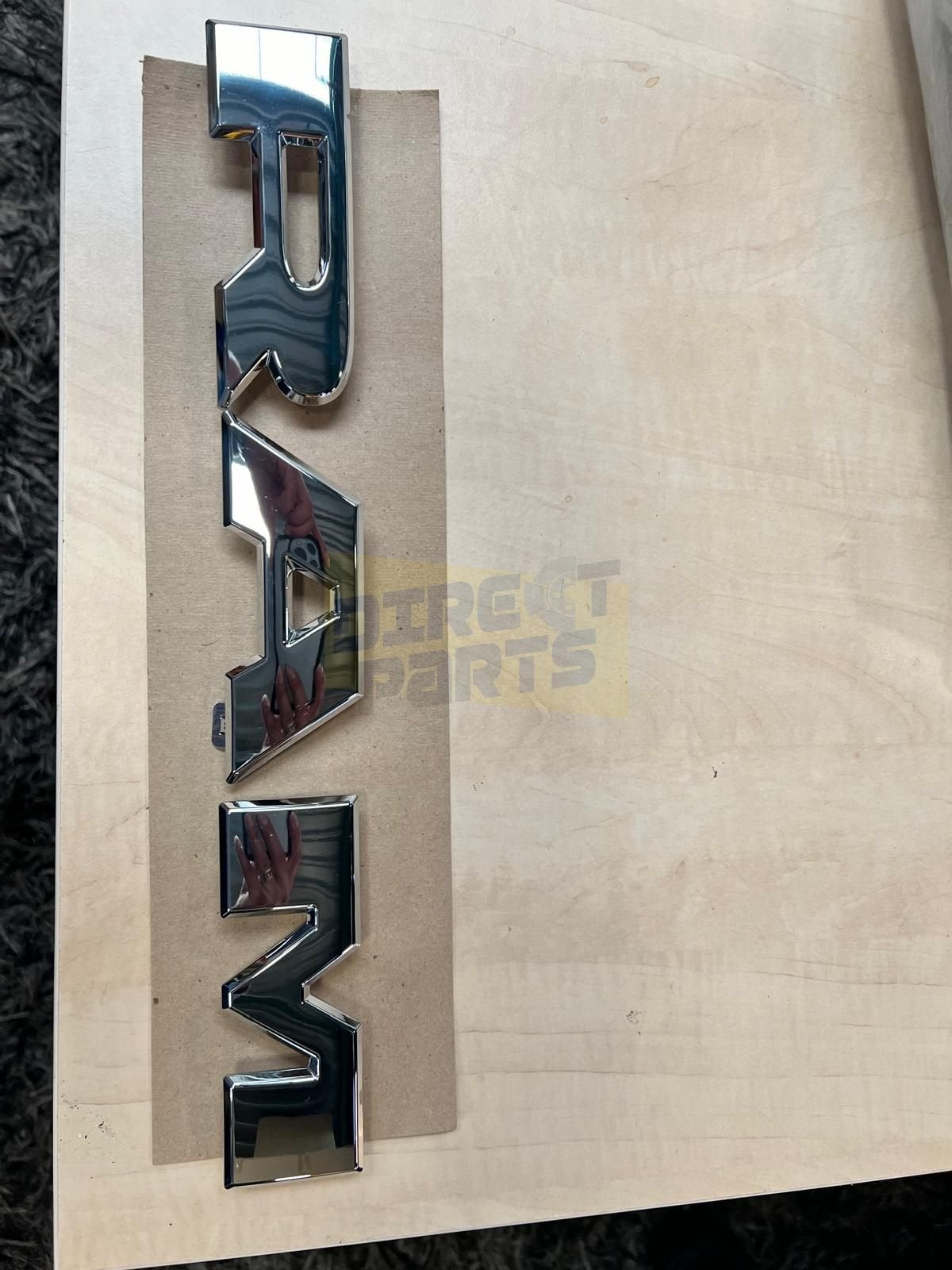 Dodge RAM 1500  embleem tekst ''RAM''  Origineel!  53397956, -, Verzenden, -, Nieuw