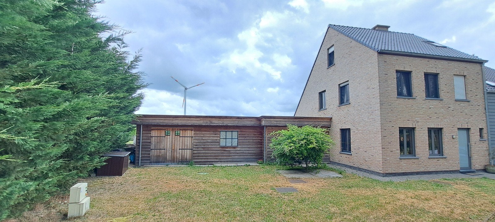 HALF OPEN HUIS MET HOUTEN AANBOUW