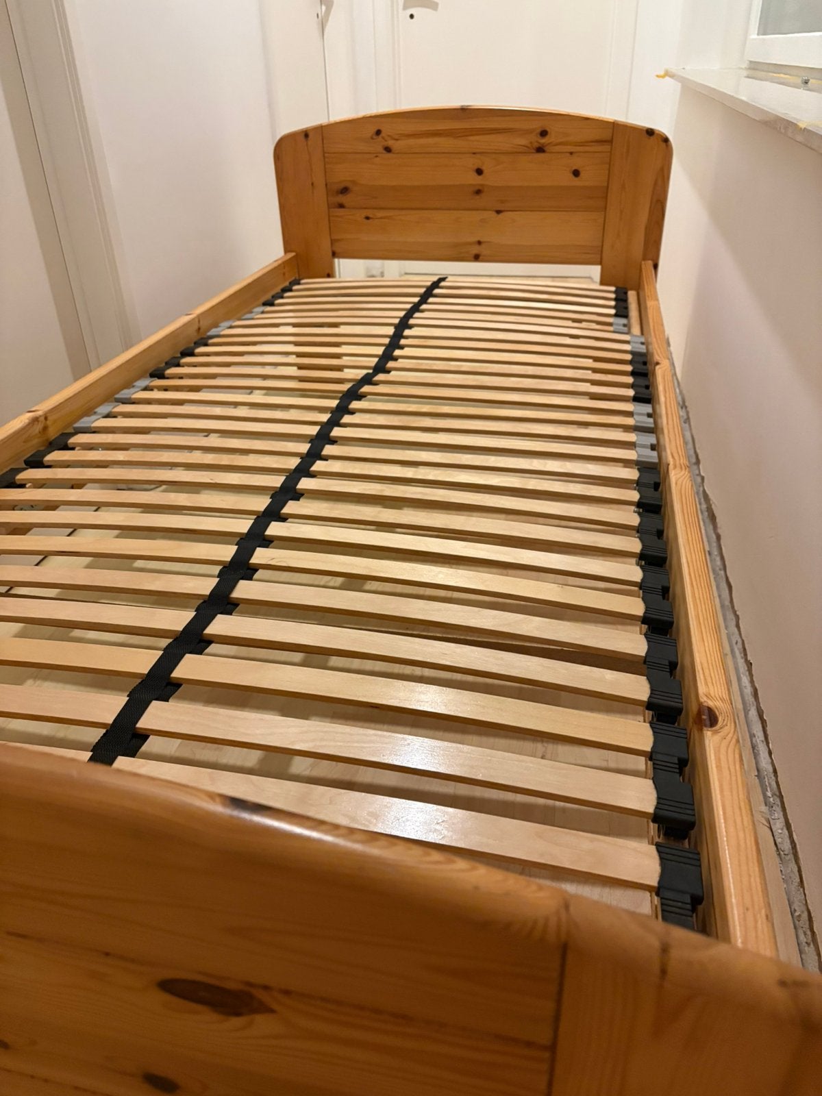 2 grenen bedframes 1 persoon en 1 lattenbodem, Huis en Inrichting, Ophalen, Verstelbaar, Bruin, Zo goed als nieuw