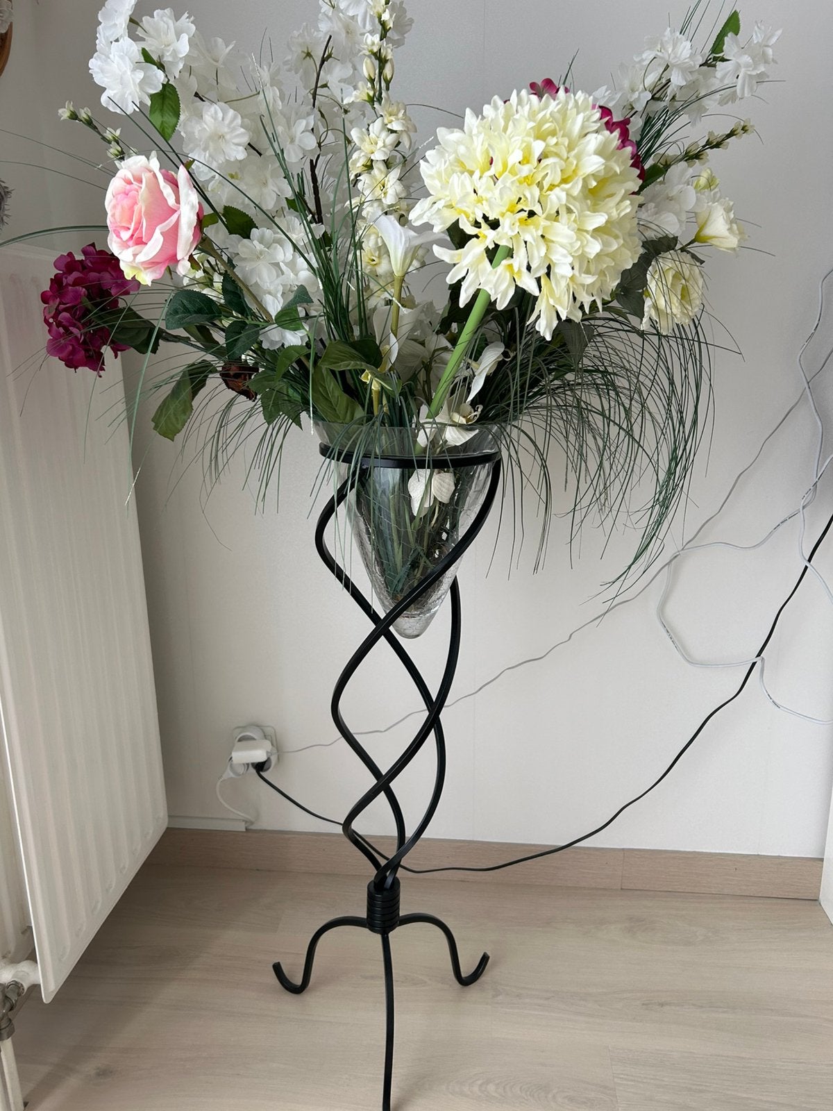 Bloempot met gesmede metalen voet, Ophalen, Zo goed als nieuw