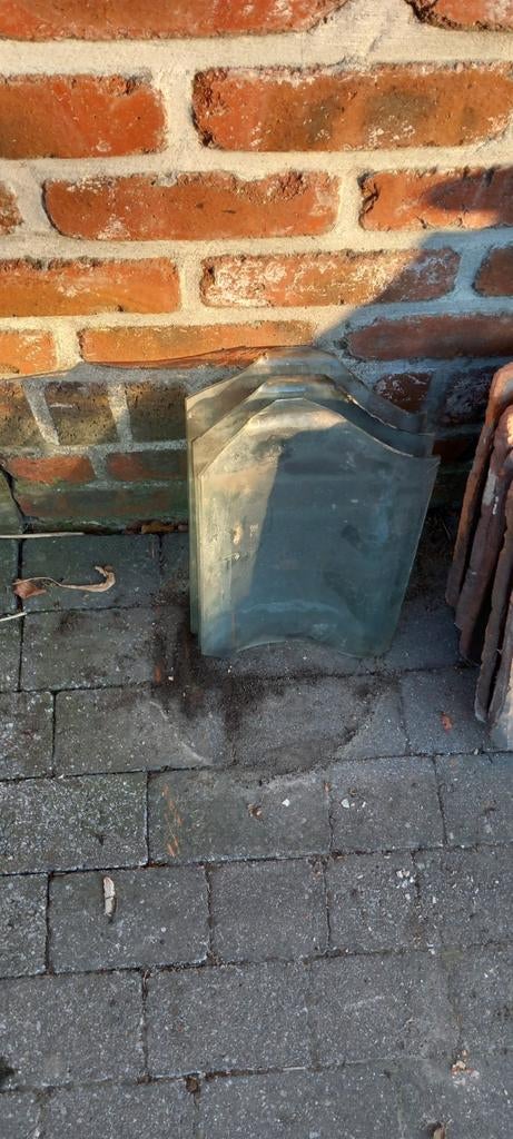 3 boomse dakpannen in glas en 2 rode uilepannen, Ophalen