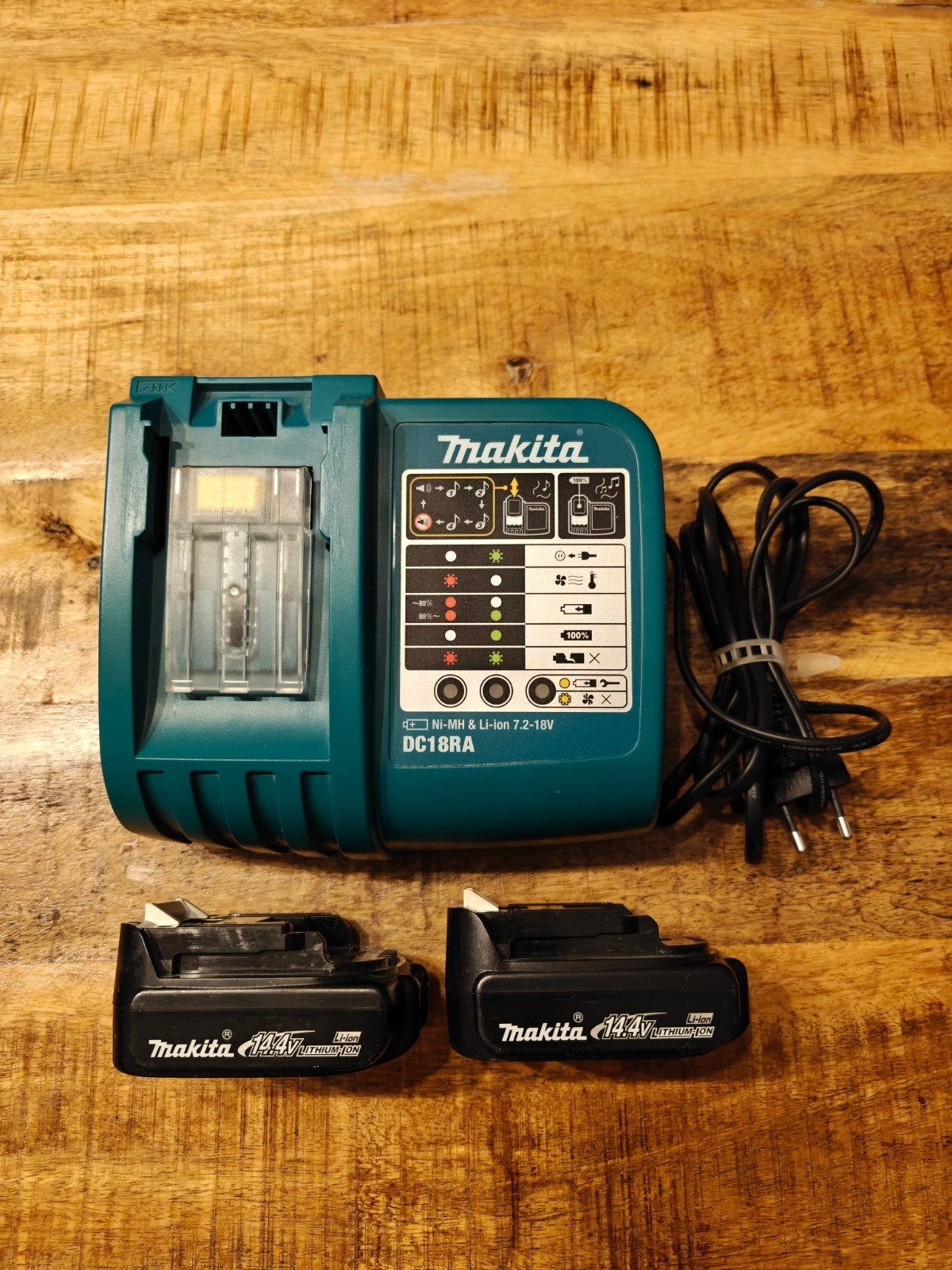 Chargeur Makita DC18RA + deux batteries 14,4 V, Enlèvement ou Envoi, Utilisé