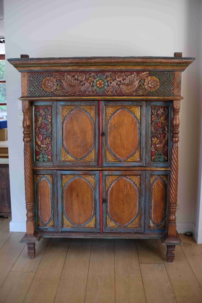 Grand cabinet indonésien en bois sculpté polychrome, Indonésien, en bois sculpté artisanalement et polychrome, Avec porte(s), 100 à 150 cm