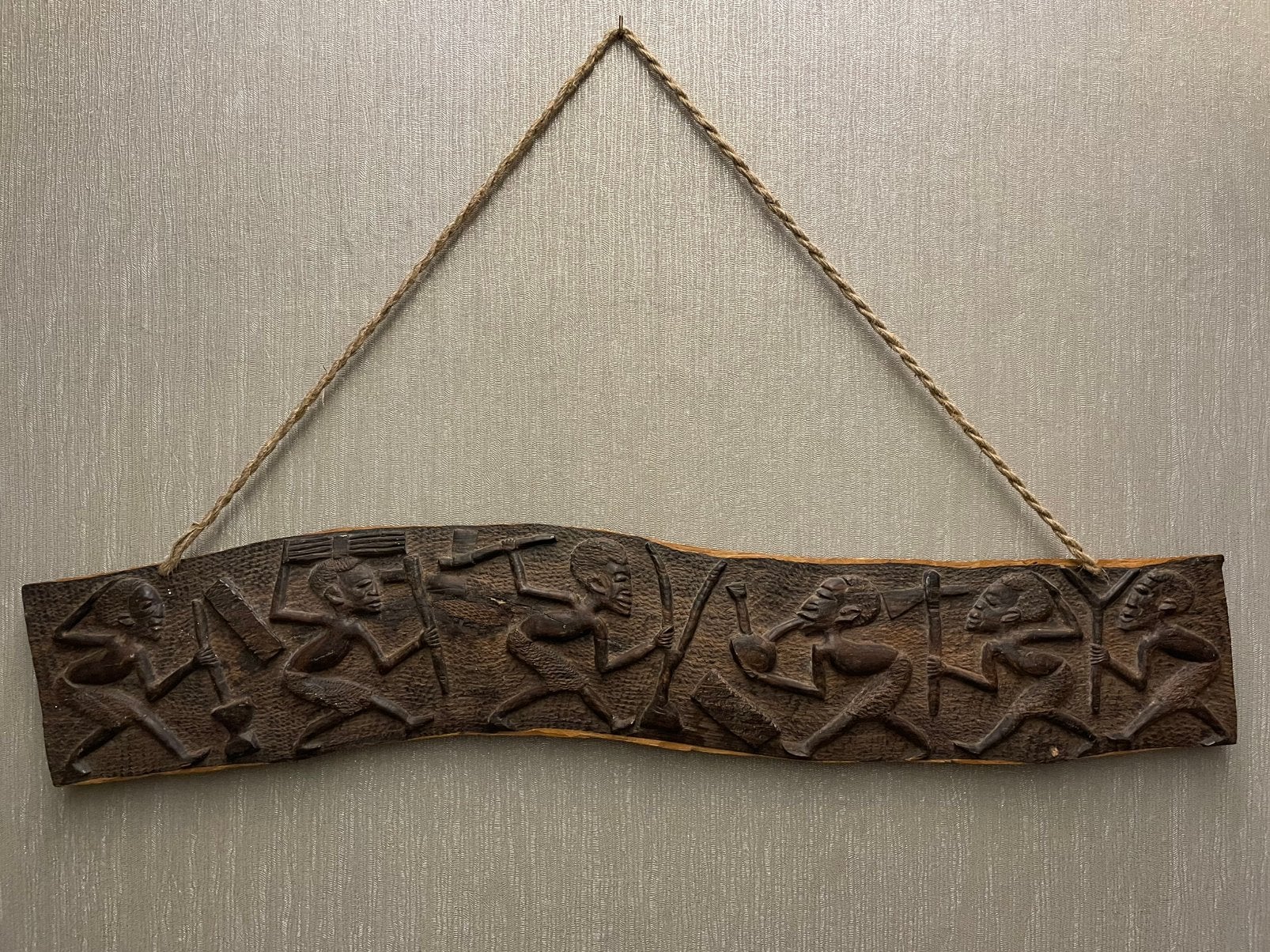 Très belle scène africaine dans un panneau de bois., Antiquités & Art, Art | Sculptures & Bois, Enlèvement