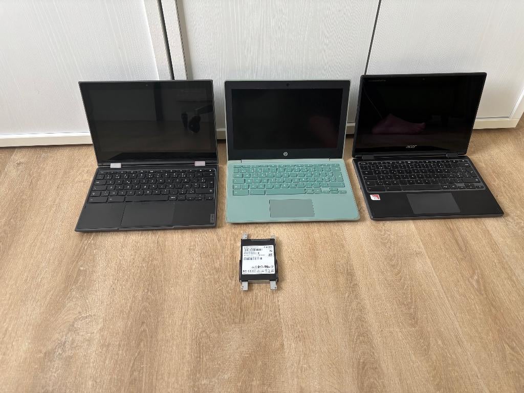 3 defecte Chromebooks + Losse werkende 256GB SSD SATA 2.5, Intern, Sandisk, Ophalen of Verzenden, Niet werkend