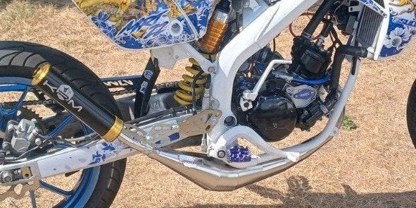 2 uitlaten bundel: 1 goede staat 1 met gat in, Fietsen en Brommers, Brommeronderdelen | Algemeen, Ophalen of Verzenden