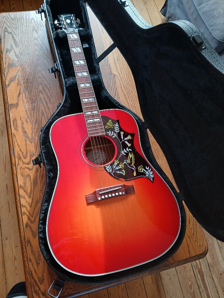 Gibson Hummingbird standard + Gibson strap + Thalia capo, Muziek en Instrumenten, Snaarinstrumenten | Gitaren | Akoestisch, Ophalen