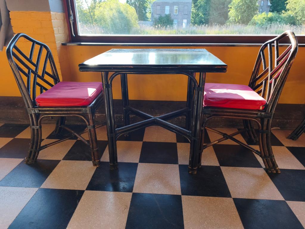 Rotan tafel + 2 stoelen + 2 kussens (25 sets beschikbaar), Huis en Inrichting, Tafels | Salontafels, Ophalen