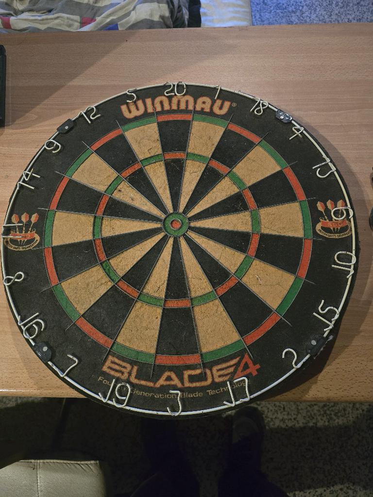 DARTS blok met veel pijlen, Sport en Fitness, Ophalen, Pijlen