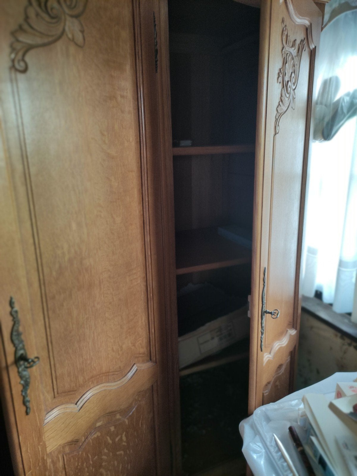 À donner – Grande armoire en chêne massif style rustique, Enlèvement, Chêne