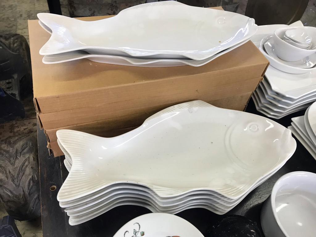 8 grandes assiettes à poisson en porcelaine neuves, Maison & Meubles, Neuf, Uni, Assiettes(s), Enlèvement