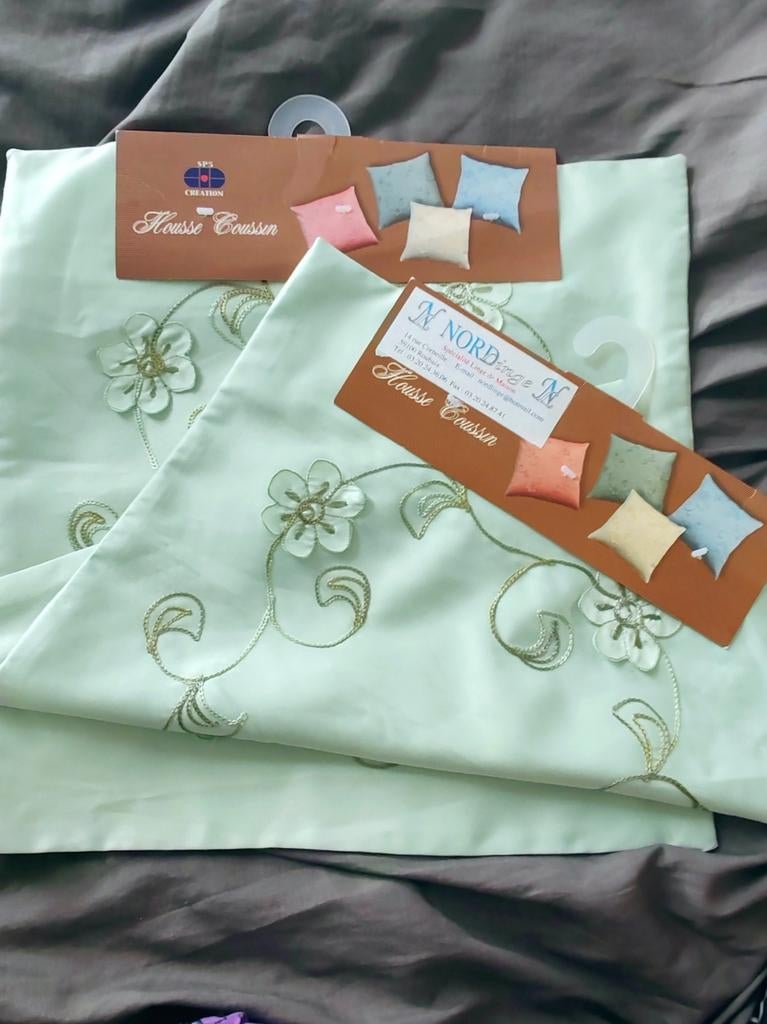 Lot De 2 housses de coussins en satin, Maison & Meubles, Enlèvement ou Envoi, Comme neuf, Vert