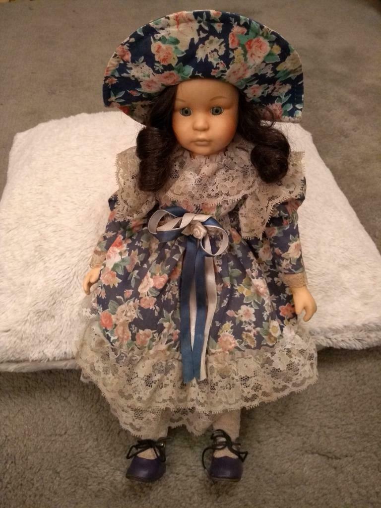 Poupée en porcelaine de 'The Promenade Collection', Enlèvement ou Envoi, Comme neuf, Poupée