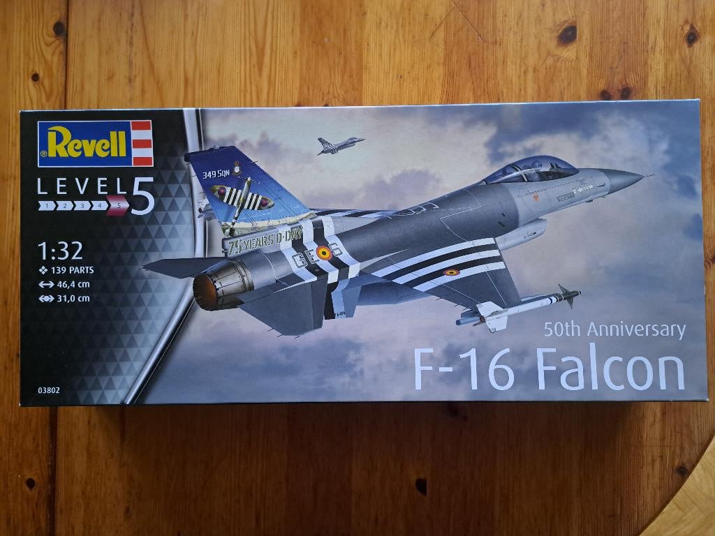 F-16 Falcon "50th anniversary"  1/32, Hobby en Vrije tijd, Ophalen