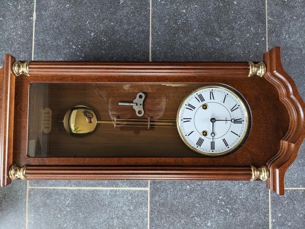 Pendule bois cuivre avec balancier à remonter avec clef, Enlèvement ou Envoi
