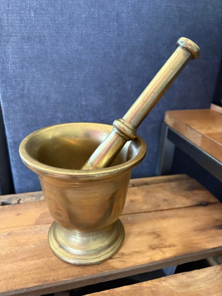 Decoratieve of nuttige antieke bronzen vijzel en stamper, Ophalen of Verzenden, Brons