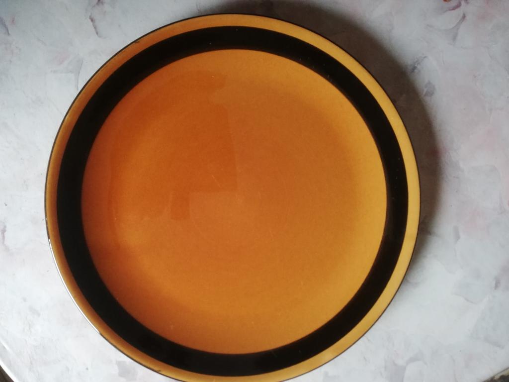 6 assiettes brunes avec liseré noir, Enlèvement ou Envoi