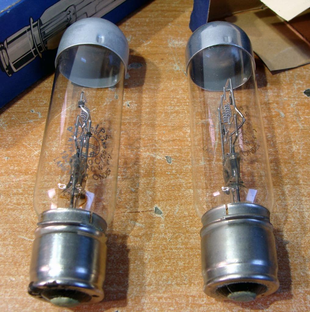 2 Philips Projectielampen type 6070 C/05 130V 250W P28, Ophalen of Verzenden, Accessoire
