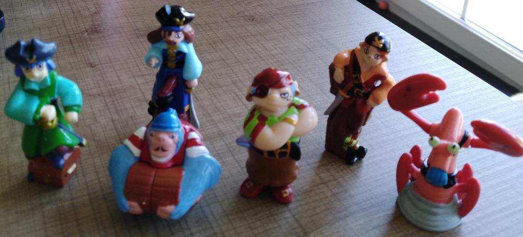 6 miniatuurfiguurtjes reeks Piraten (Kindersurprise), Verzamelen, Poppetjes en Figuurtjes, Ophalen of Verzenden, Zo goed als nieuw