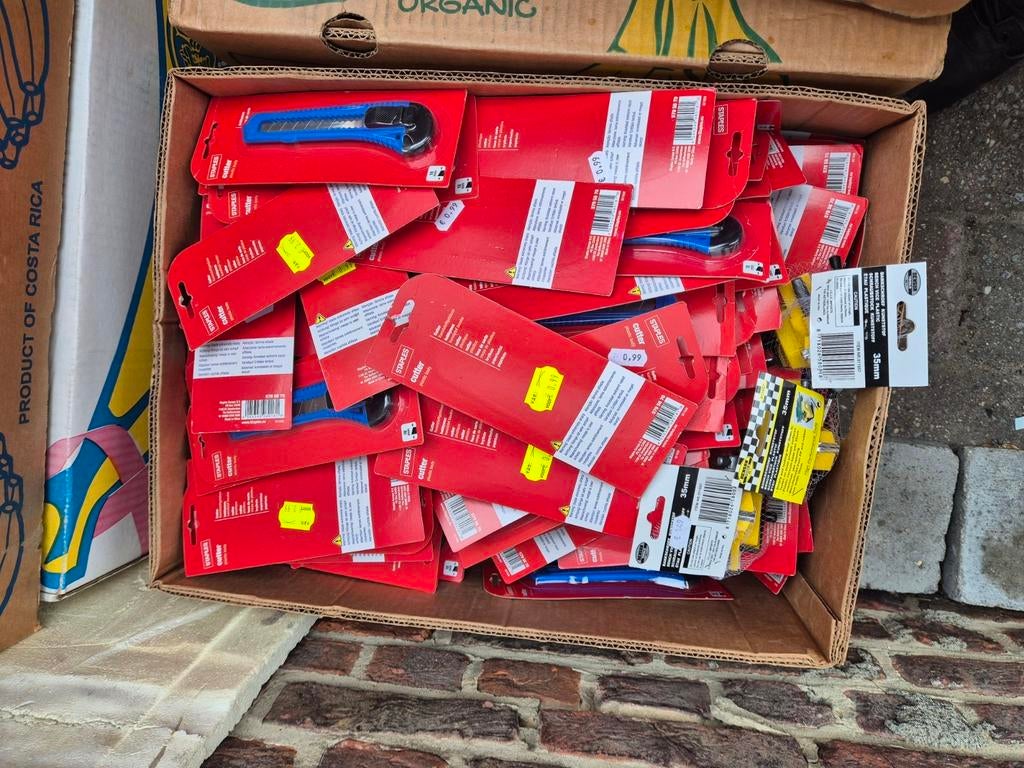 Bananendoos vol nieuwe cuttermessen., Diversen, Rommelmarktspullen, Ophalen, Zo goed als nieuw