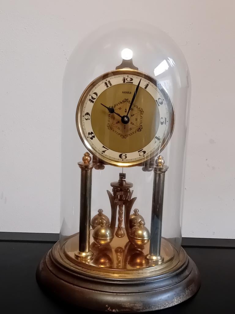 Recherche un réparateur de pendule, Enlèvement