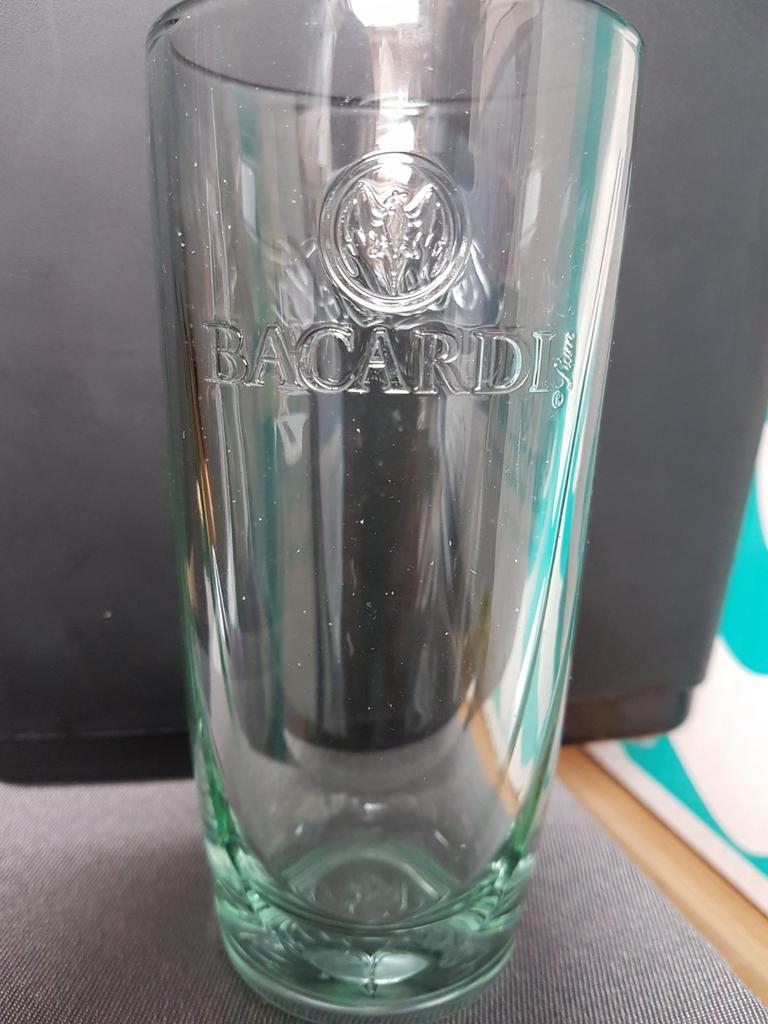 Glas Bacardi Cola, Enlèvement, Neuf