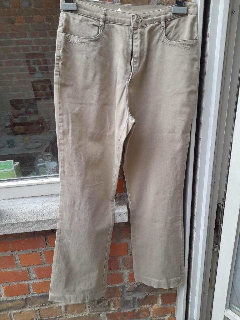Licht kaki damesbroek 'Quing'  Medium, Maat 38/40 (M), Ophalen of Verzenden, Lang, Gedragen