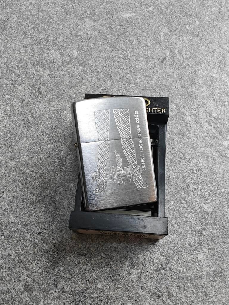 Zippo - Legs - Design N3, Ophalen of Verzenden, Zo goed als nieuw, Aansteker