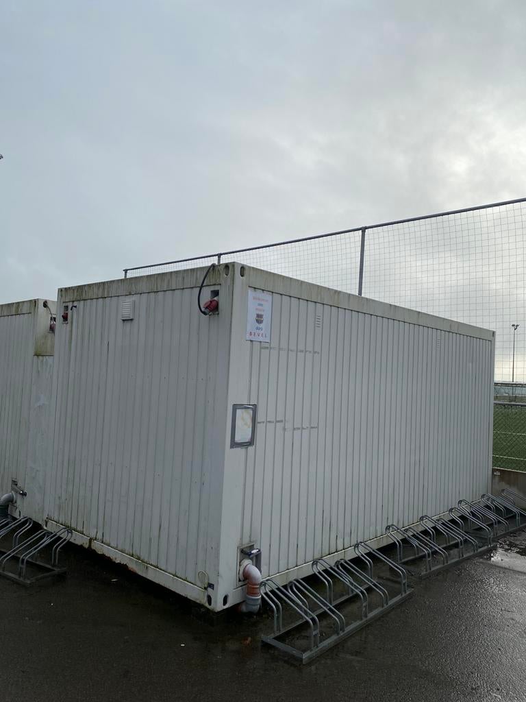 Twee ingerichte kleedkamer-en douchecontainers, Ophalen