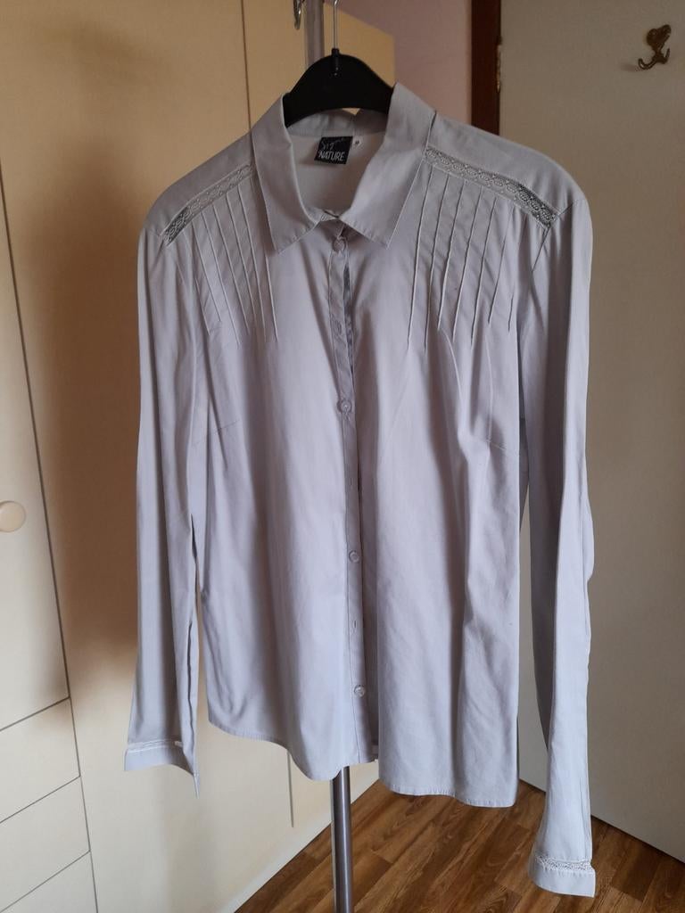 Chemise gris clair avec un accent sur le dos., Taille 38/40 (M), Enlèvement ou Envoi, Comme neuf, Gris