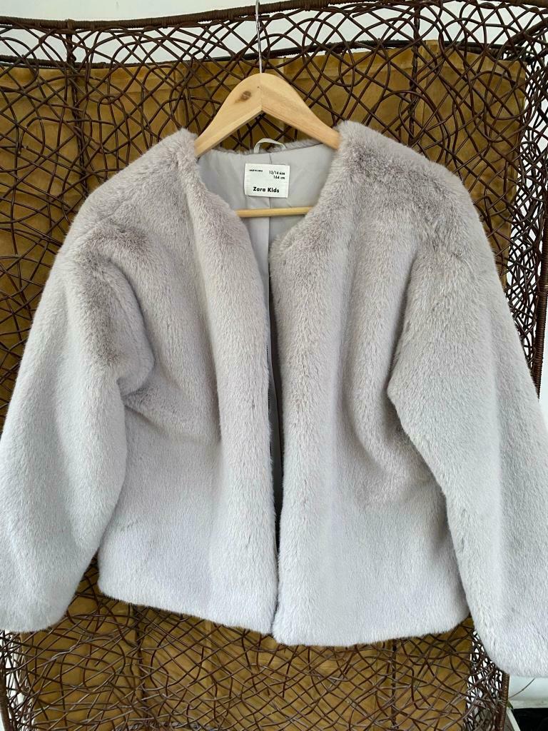 Veste Fille fausse fourrure  Zara Neuve taille 164, Neuf, Enlèvement ou Envoi, Pull ou Veste, Zara