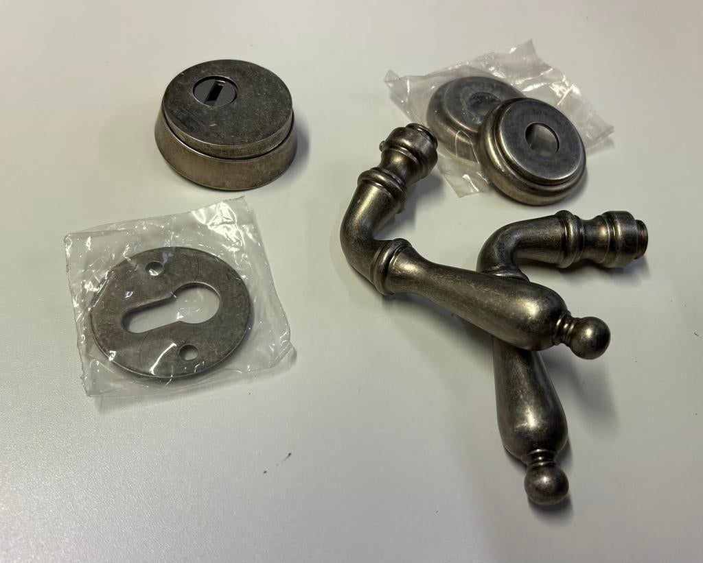 Quincalux deurkrukken tin met bijhorende cilinderrozassen, Ophalen of Verzenden, Zo goed als nieuw, Koper of Messing, Klink of Kruk