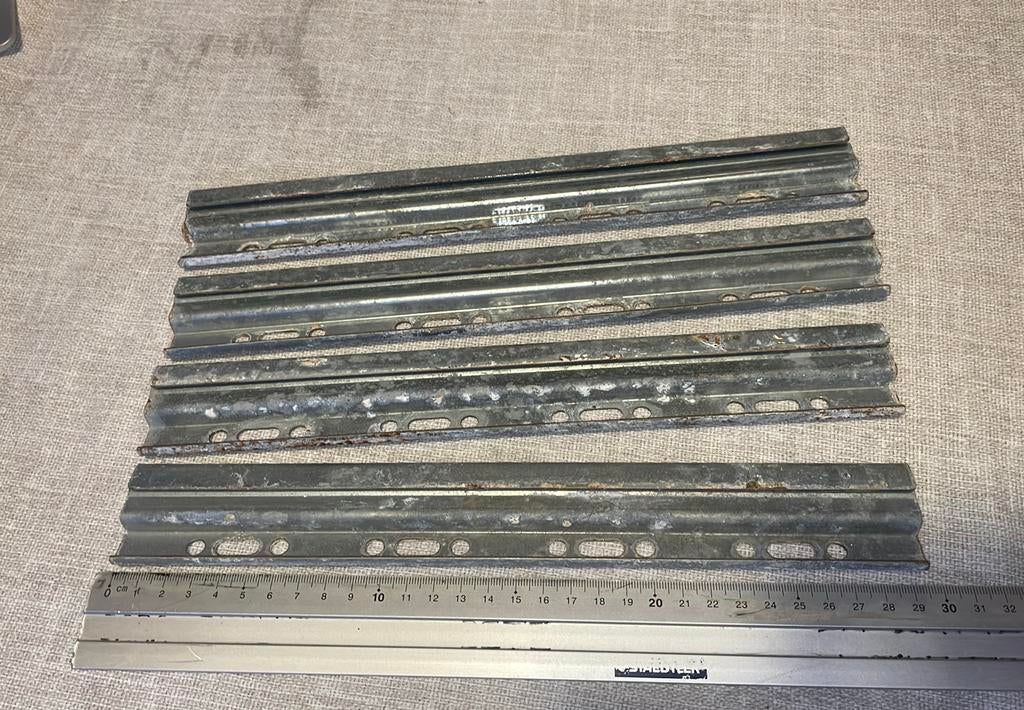 Rails métalliques perforés galvanisés – a donner /prix min, Envoi, Utilisé