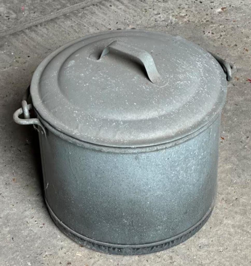 2 zinken ketels waarvan 1 met deksel, Ophalen