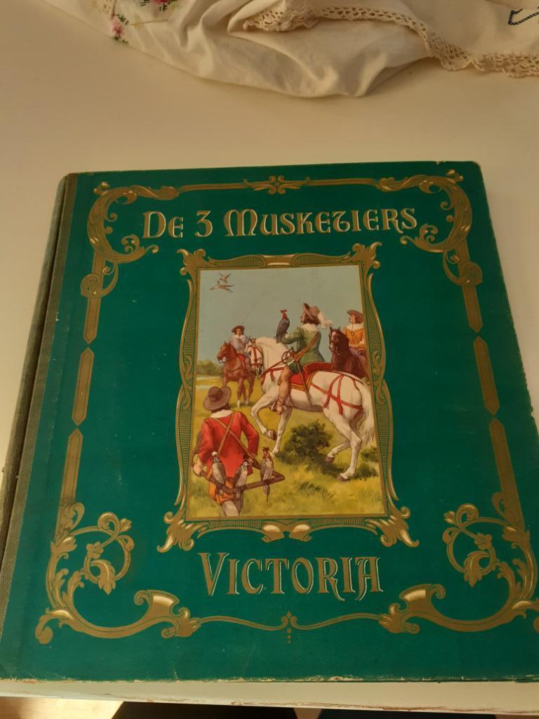 chromoboeken Victoria:  De 3 musketiers + Gulliver's reizen, Boeken, Ophalen of Verzenden
