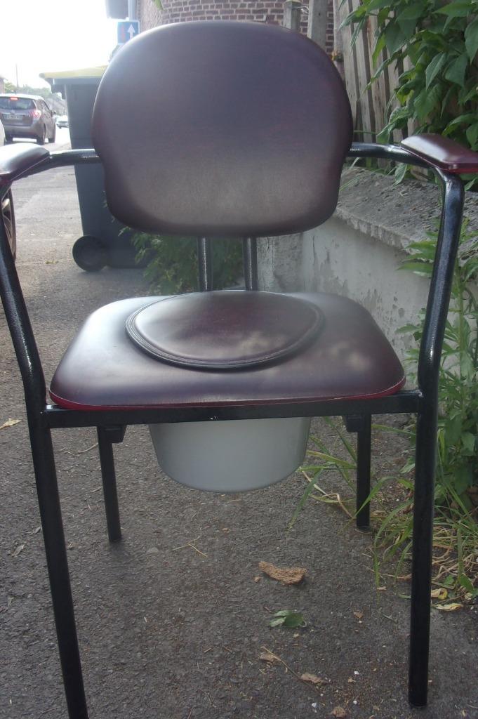 chaise percée, Divers, Enlèvement